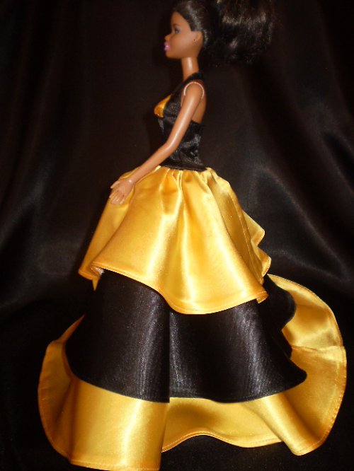 Žluto-černé šatičky na barbie — foto 3