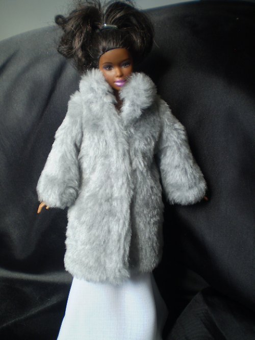 Kožíšek a šatičky na barbie — foto 3