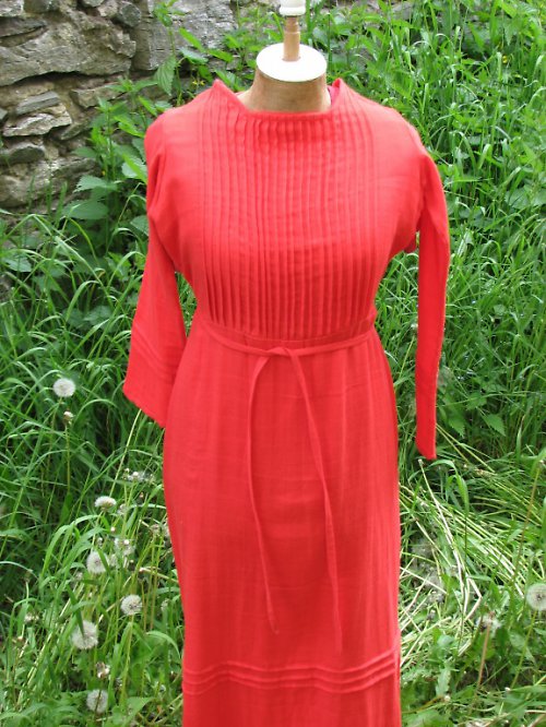 Červené šaty — foto 3