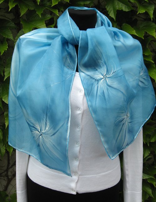 EVEMODE - hedvábný šál "Azure flower" — foto 2