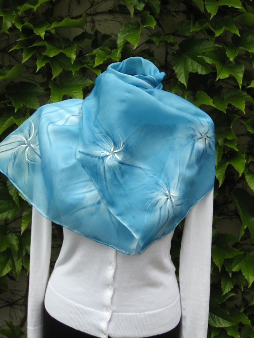 EVEMODE - hedvábný šál "Azure flower" — foto 4