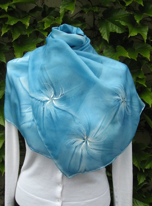 EVEMODE - hedvábný šál "Azure flower" — foto 5