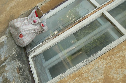 ...červený s kostičkou a knoflíkem.... — foto 2