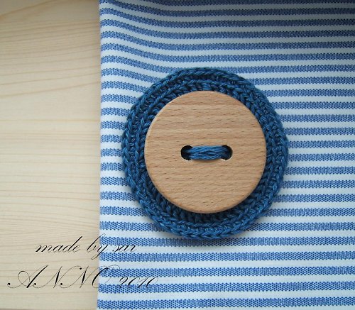 Džínová sarka s obr knoflíkem — foto 3
