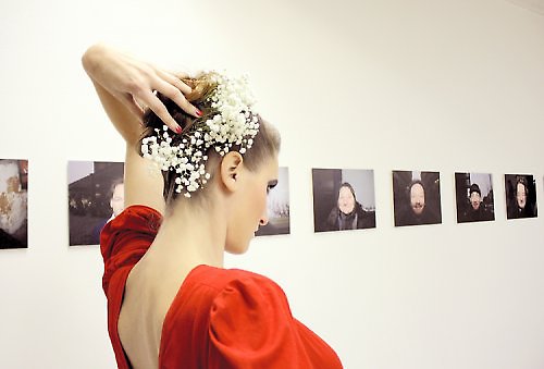 Červené šaty — foto 3