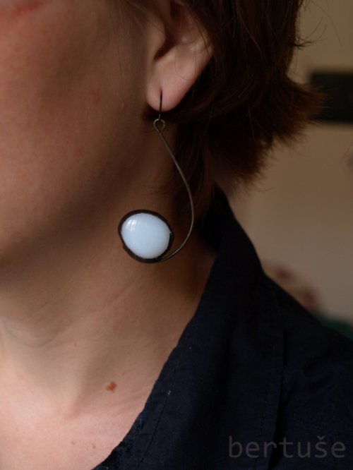 Bílé elegantní náušnice — foto 3