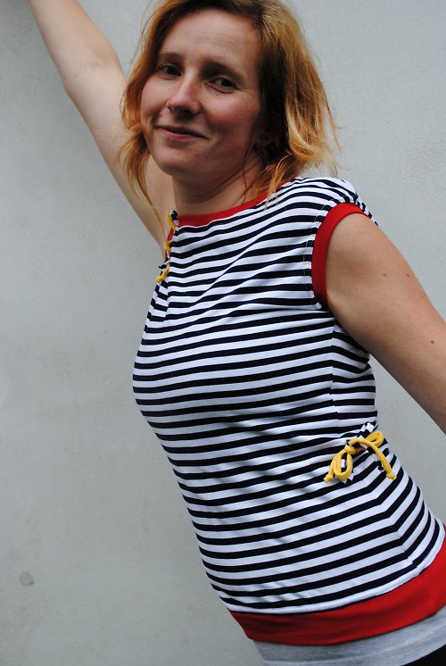 Pruhaté šňůrkování ve velikosti S — foto 3