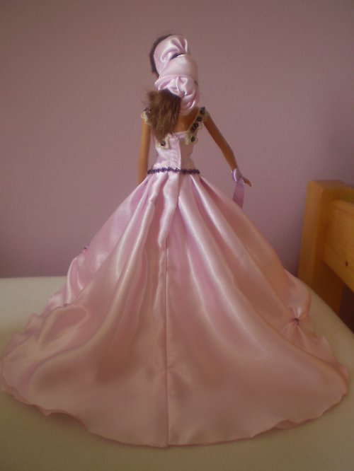 Růžové šatičky na barbie — foto 4