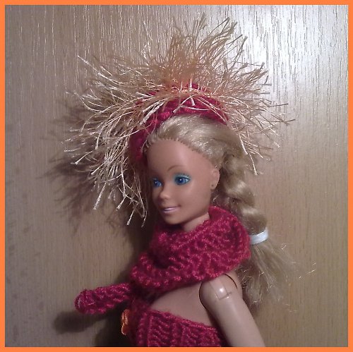 Extravagantní klobouk a šála pro Barbie — foto 2