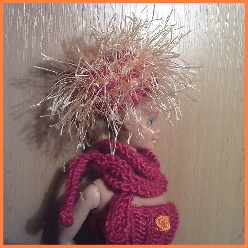 Extravagantní klobouk a šála pro Barbie — foto 3