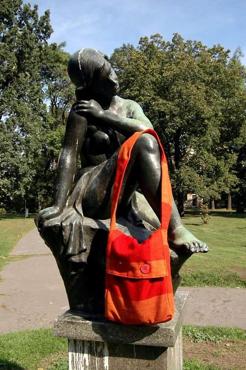 Červená kostkovaná taška — foto 5