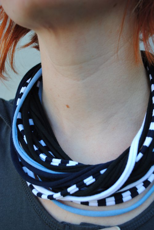 Švadlenčin náhrdelník tmavý námořnický — foto 3