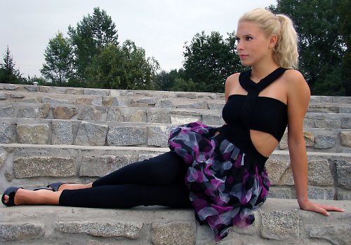 Šaty s tylovou sukní — foto 3