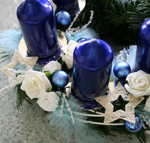 Adventní věneček tmavěmodrobílý — foto 4