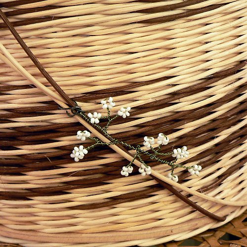Košík s bílou větvičkou — foto 4