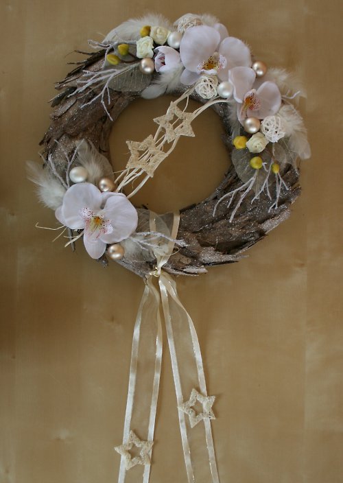 Vánoční věneček krémový s orchidejemi — foto 2