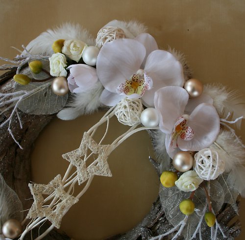 Vánoční věneček krémový s orchidejemi — foto 4