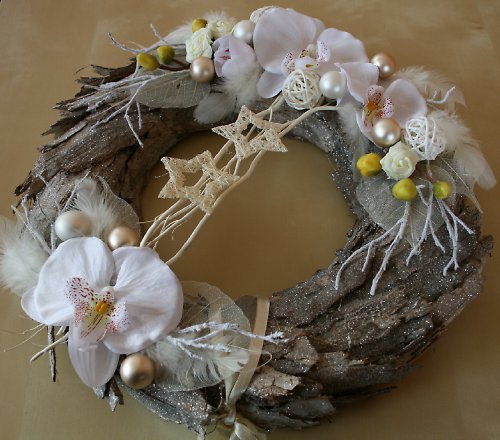 Vánoční věneček krémový s orchidejemi — foto 5