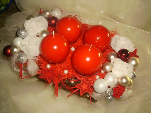 Adventní svícen červeno-bílý — foto 2