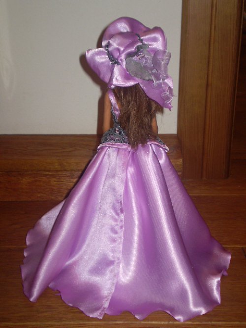 Šatičky s kloboučkem pro Barbie — foto 3