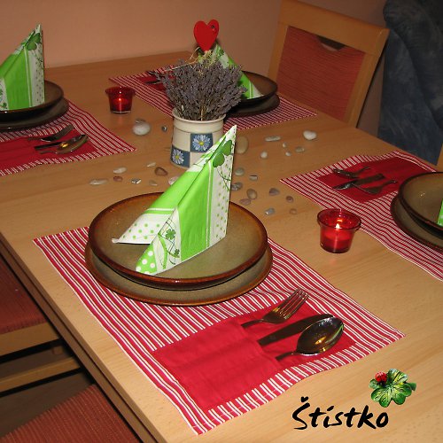 Červené prostírání s kapsami — foto 3