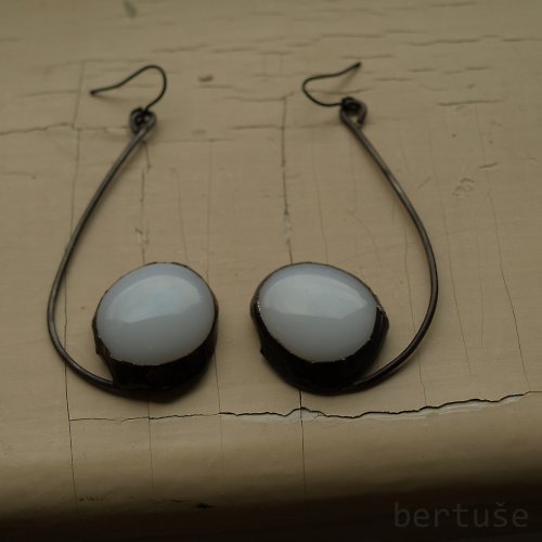 Bílé elegantní náušnice — foto 4