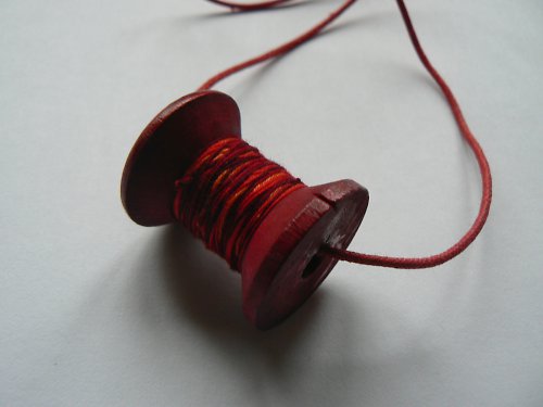 Špulka nití na šňůrce — foto 2