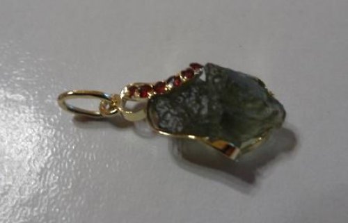Přívěšek s vltavínem a granáty — foto 5