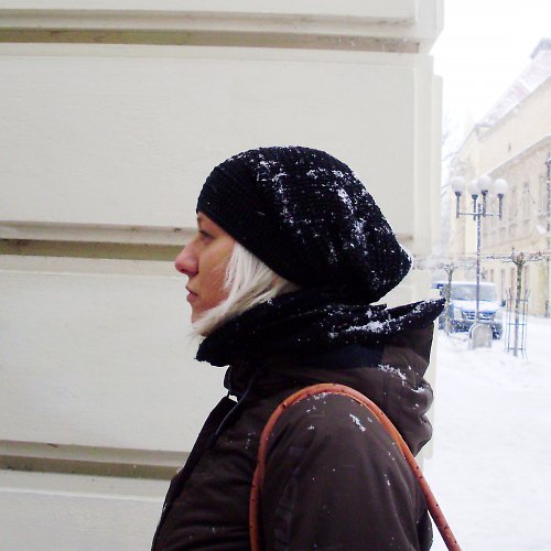Černá háčkovaná čepice — foto 2