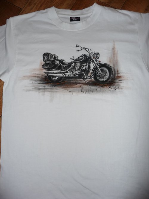 Triko s namalovanou motorkou — foto 4