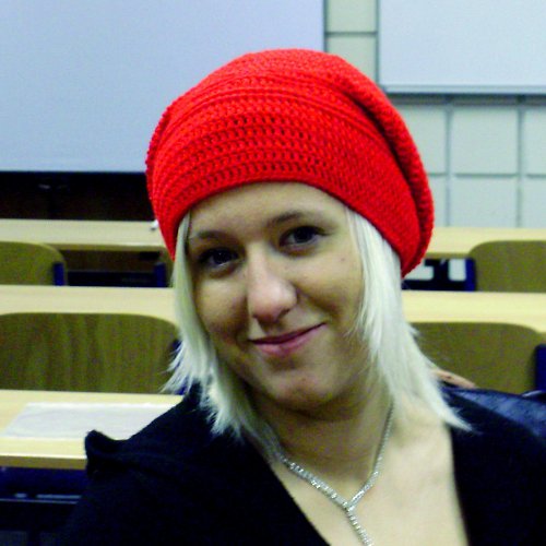 Červená háčkovaná čepice — foto 3