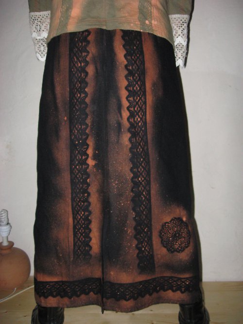 Sukně černá krajkou zdobená — foto 2