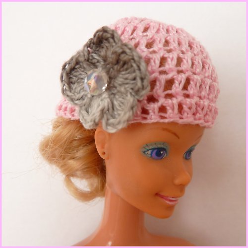 Háčkovaná čepička s kytkou pro Barbie — foto 2