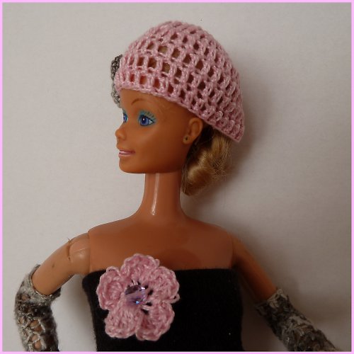 Háčkovaná čepička s kytkou pro Barbie — foto 3