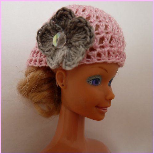 Háčkovaná čepička s kytkou pro Barbie — foto 4