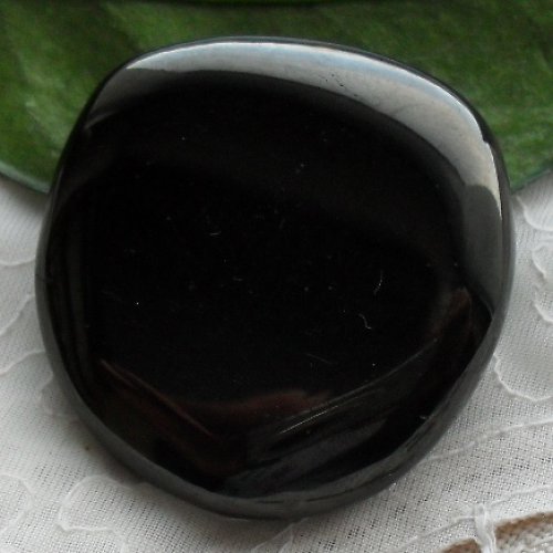 Černý jantar - gagát cca42x40x11mm — foto 2