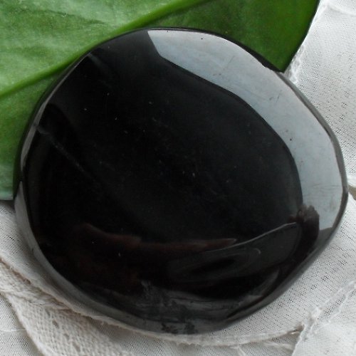 Černý jantar - gagát cca50x46x11mm — foto 2