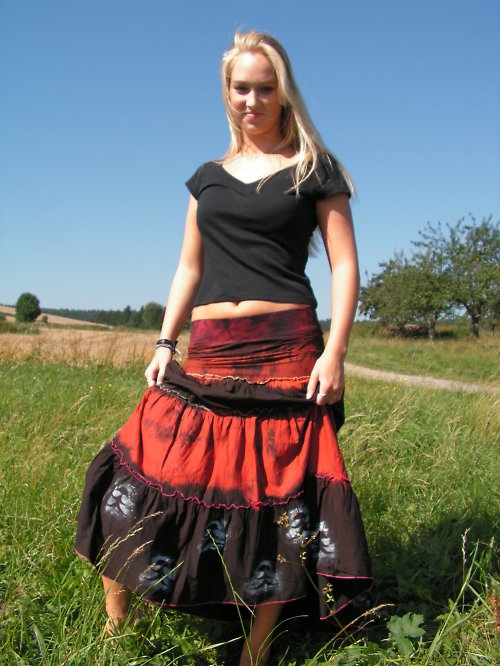 Batikovaná a malovaná sukně — foto 2