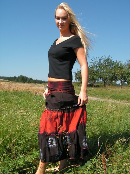 Batikovaná a malovaná sukně — foto 3