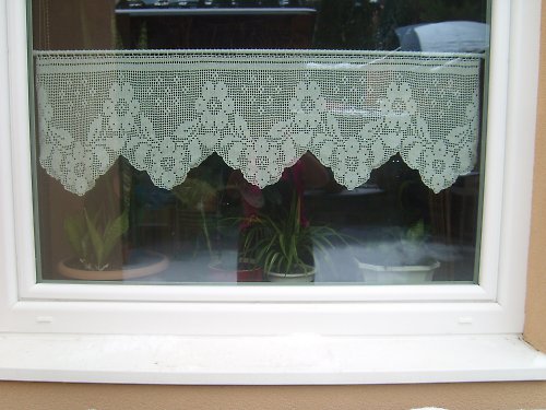 Vitrážová bílá háčkovaná záclonka — foto 2