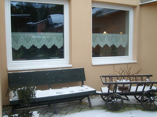 Vitrážová bílá háčkovaná záclonka — foto 5