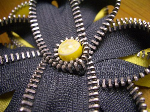 Brož "NightGerber with Yellow Heart" — foto 2