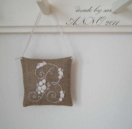 Broderie au ruban - monogram bílý — foto 2