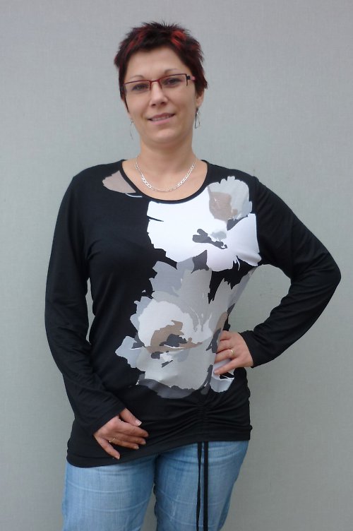Černá halenka s květy — foto 2