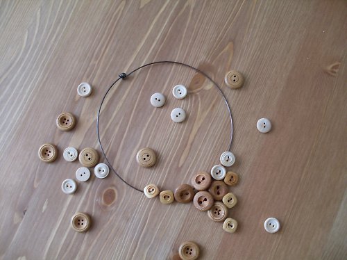Z dřevěných knoflíků... — foto 2
