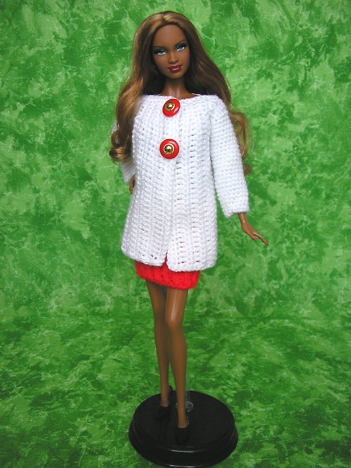 Bílo-červený kostýmek pro Barbie — foto 2