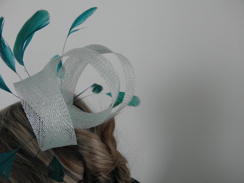 Bledomodry fascinator s tyrkysovymi pierkami — foto 2