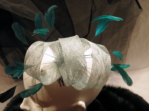 Bledomodry fascinator s tyrkysovymi pierkami — foto 3