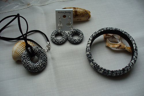 Černo-bílý náhrdelník s naušnicemi — foto 2