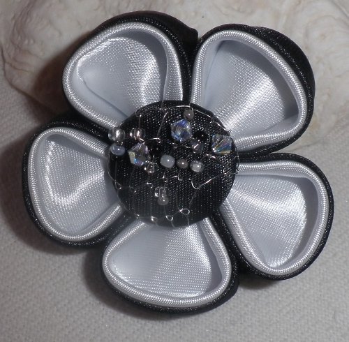 Kanzashi brož Black an white harmony — foto 3